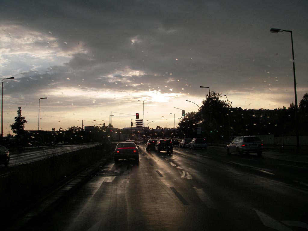 Wolkenbruch und Autobahn