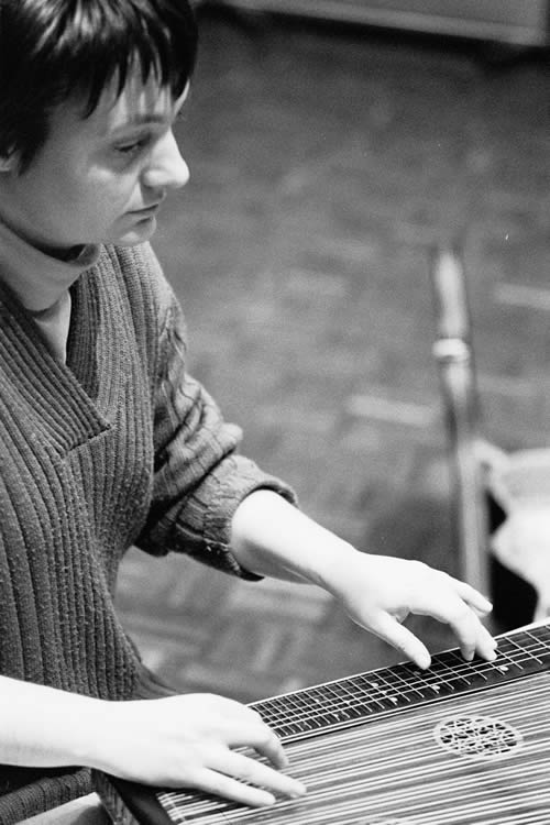 Versonnen Zither spielen