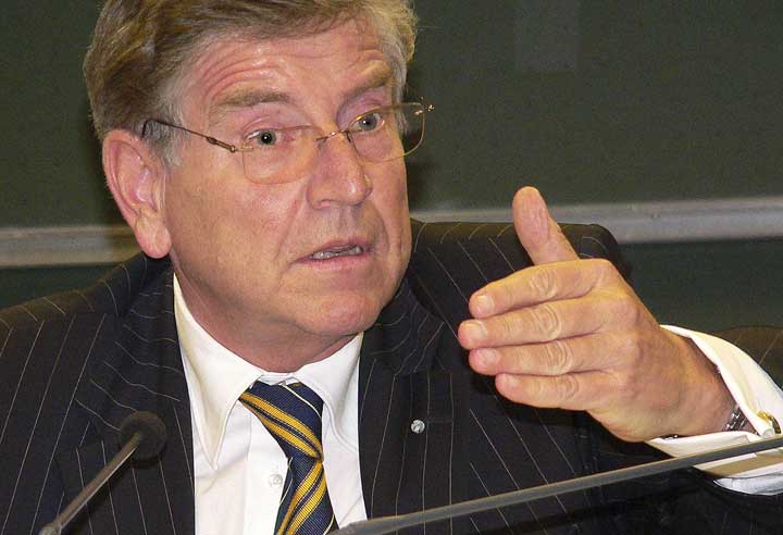 Wie ein Handkantenschlag