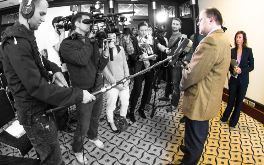 Pressekonferenz. Lorenz Schmid und Journalisten. Foto: Hufner