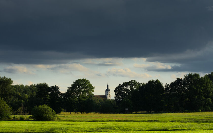 Kirche im Dorfe lassen. Foto: Hufner