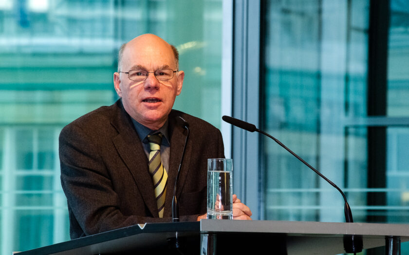 Norbert Lammert schaut uns an. Foto: Hufner