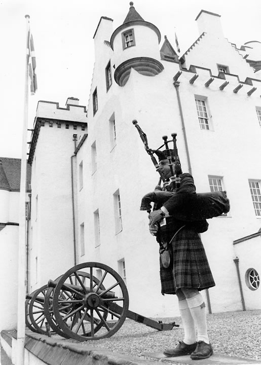 Mehr über den Artikel erfahren Militärische Ehre – Pustekuchen