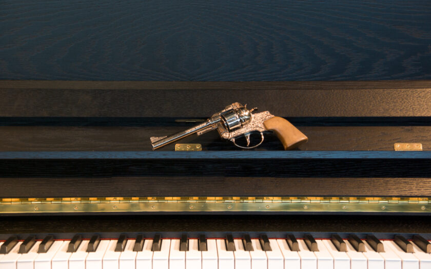 Pistole und Klavier. Foto: Hufner