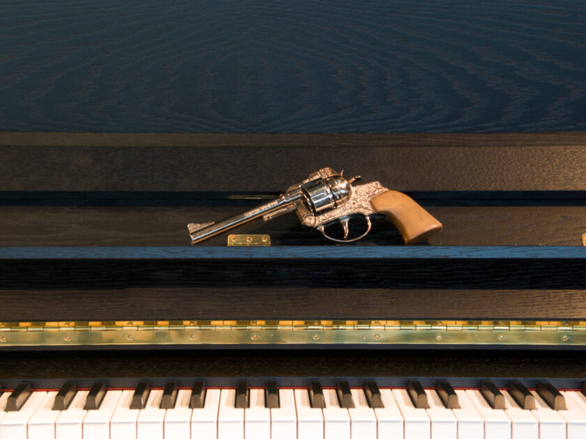 Pistole und Klavier. Foto: Hufner