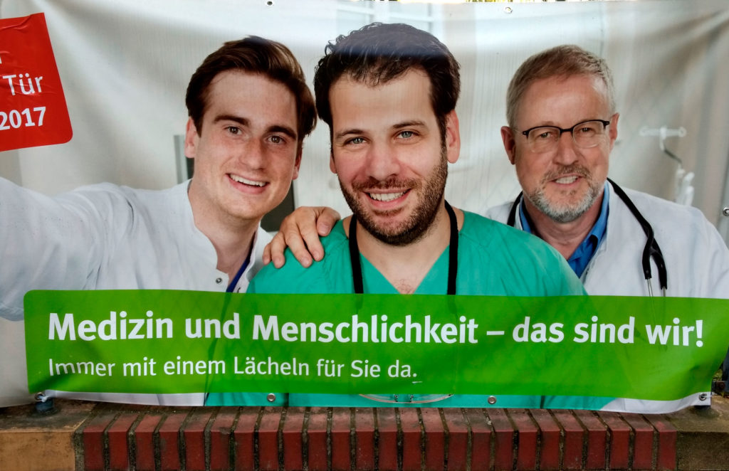 Medizin und Menschlichkeit [Plakat]. Foto: Hufner