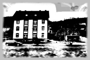 Haus aus fahrendem Zug. Foto © MH