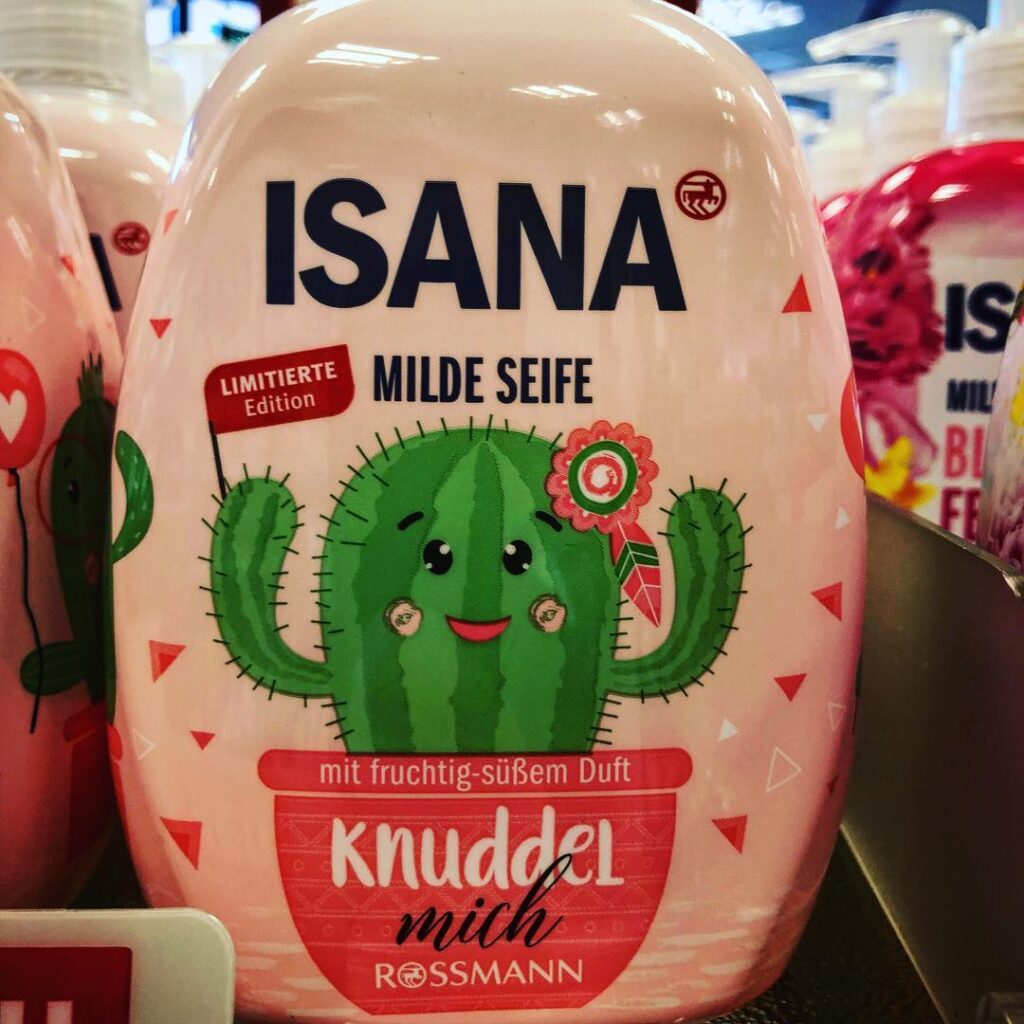 Manchmal scheint es mir, dass in der Werbeabteilung der Firma Rossmann die letzten aktiven 68er arbeiten. Insofern Gute Arbeit, Mädels. #läuft © MH Manchmal scheint es mir, dass in der Werbeabteilung der Firma Rossmann die letzten aktiven 68er arbeiten. Insofern Gute Arbeit, Mädels. #läuft © MH